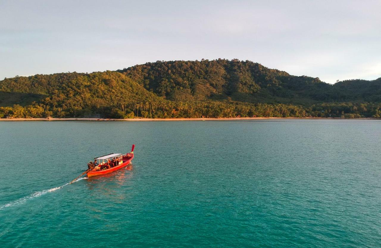 Baan Mai Beachfront Lone Island Phuket Exterior foto