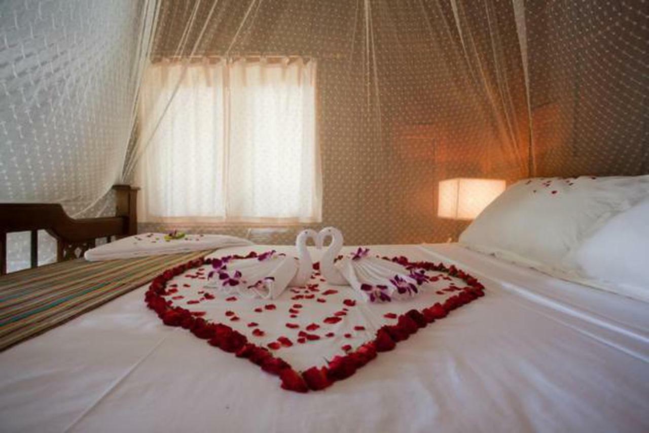 Baan Mai Beachfront Lone Island Phuket Exterior foto