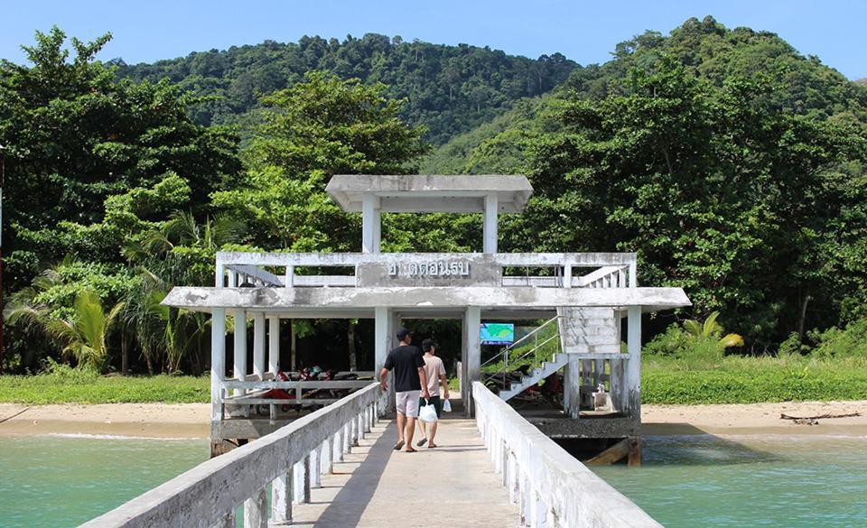 Baan Mai Beachfront Lone Island Phuket Exterior foto